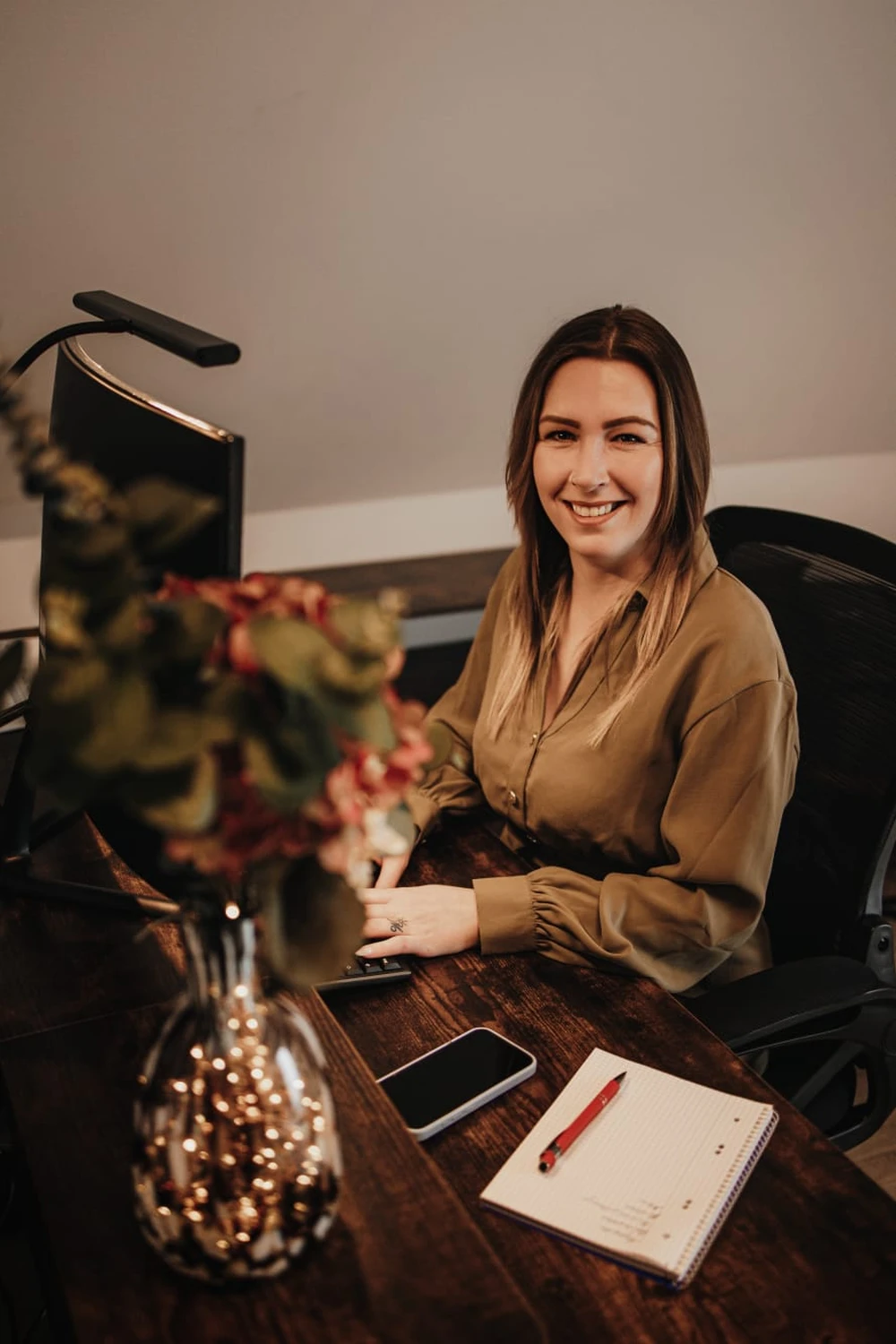 HeilOase Spiczak - Frau sitzt auf einem Schreibtischstuhl