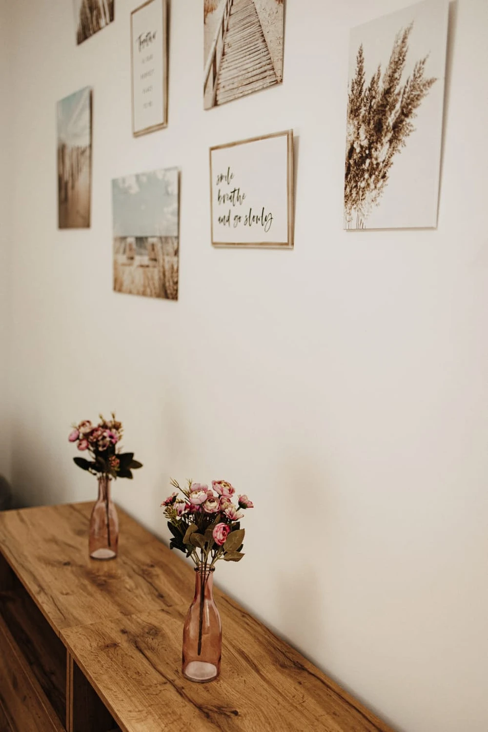 HeilOase Spiczak - Blumenvasen auf dem Tisch und Kunstrahmen an der Wand