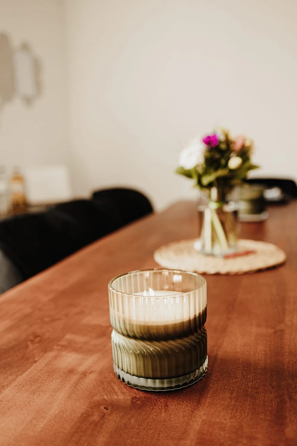 HeilOase Spiczak - Blumenvase und Kerze auf dem Tisch