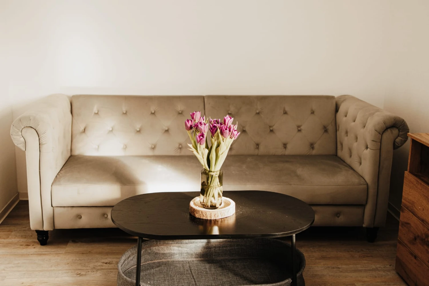 HeilOase Spiczak - Sofa und Blumen auf dem Tisch