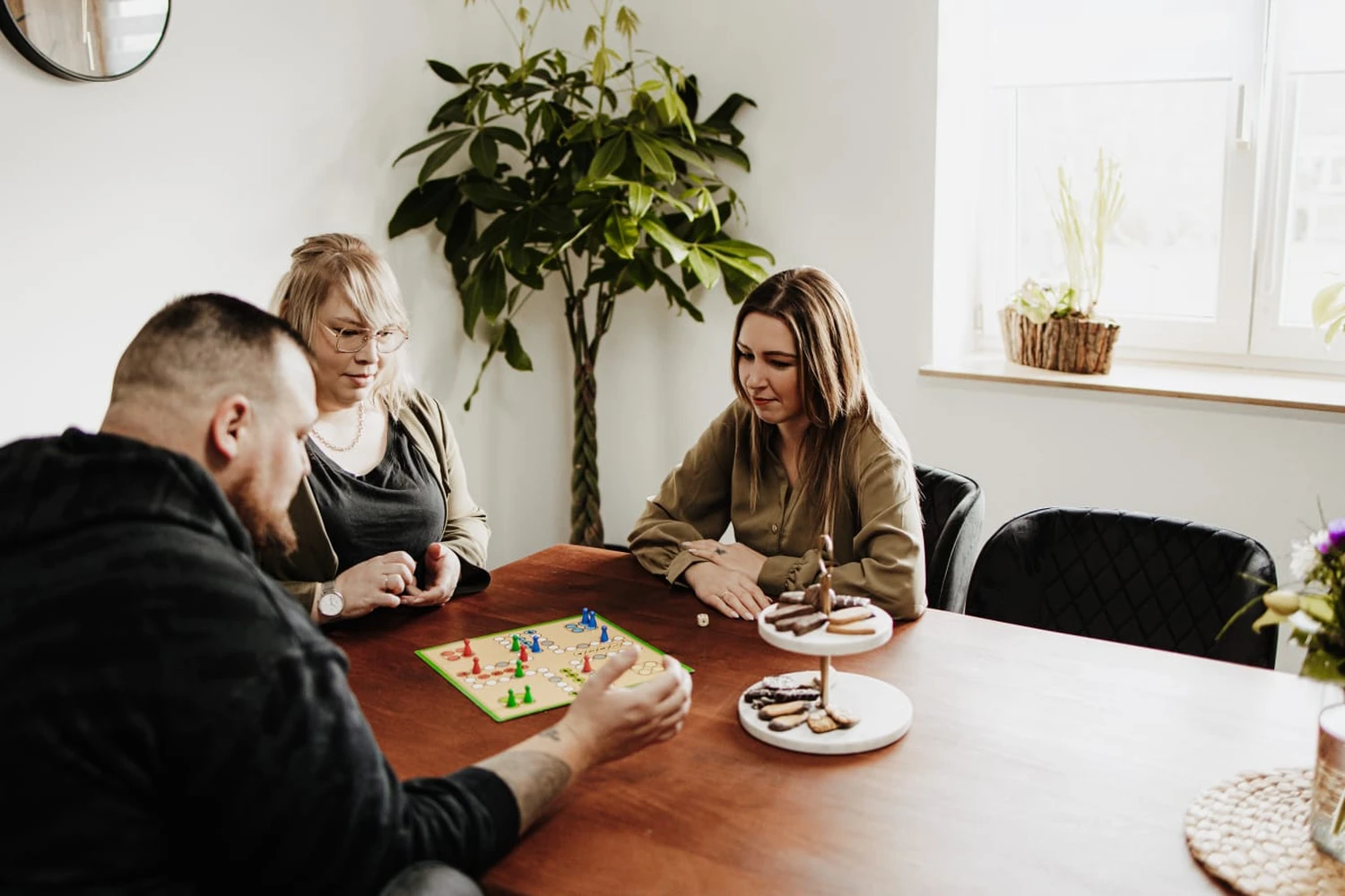 HeilOase Spiczak - Frauen spielen Ludo und unterhalten sich