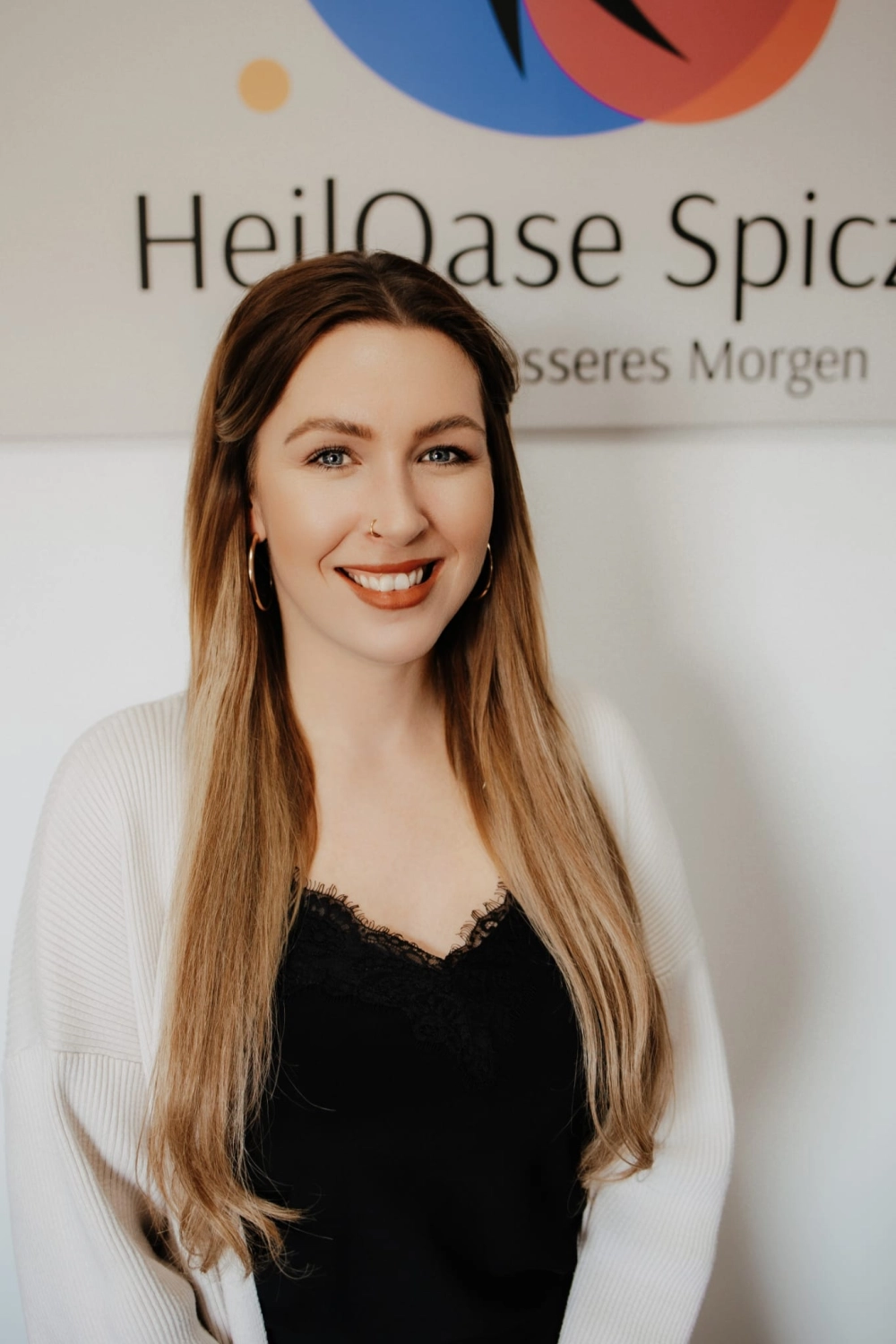 HeilOase Spiczak - Frau sitzt auf einem Schreibtischstuhl