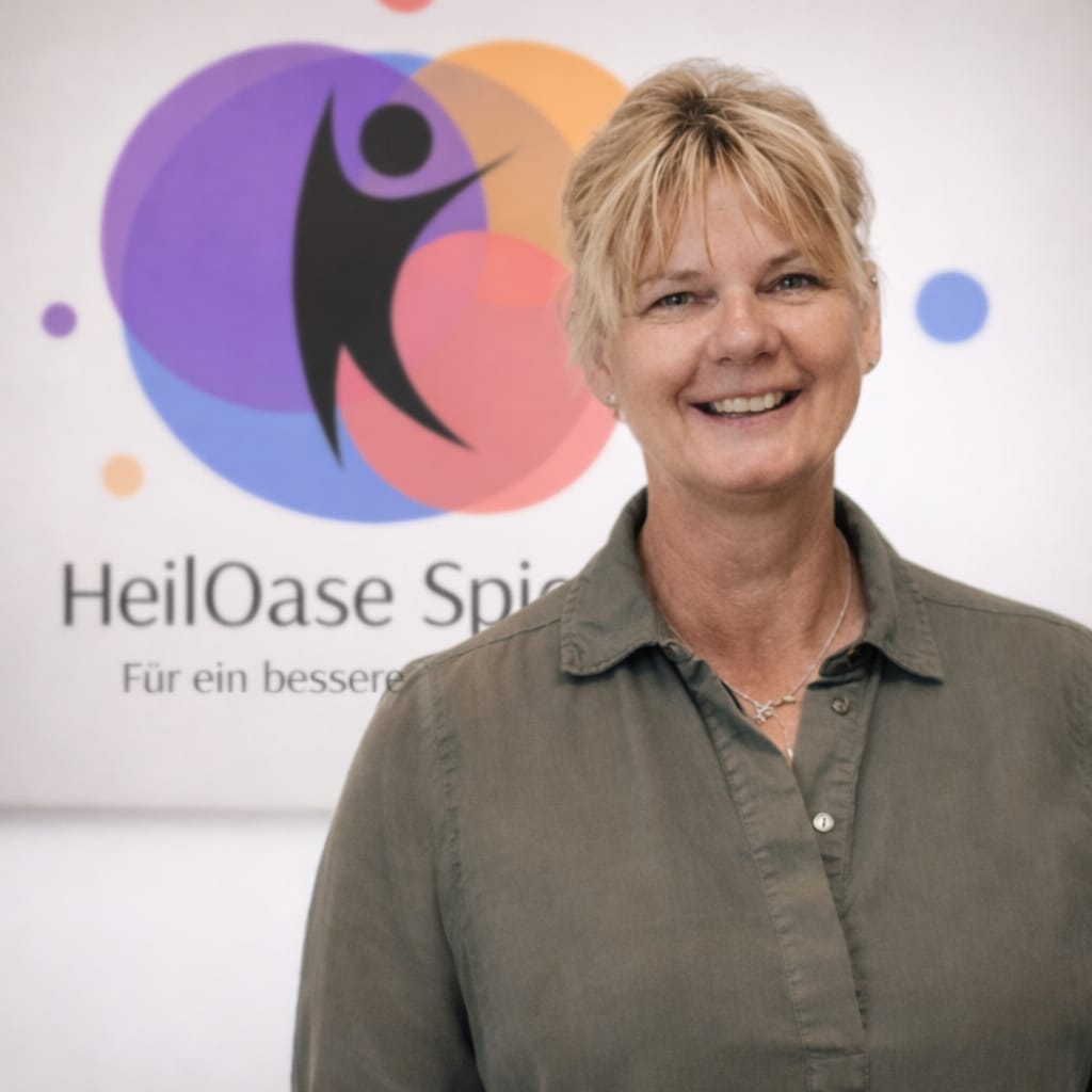 HeilOase Spiczak - Frau sitzt auf einem Schreibtischstuhl