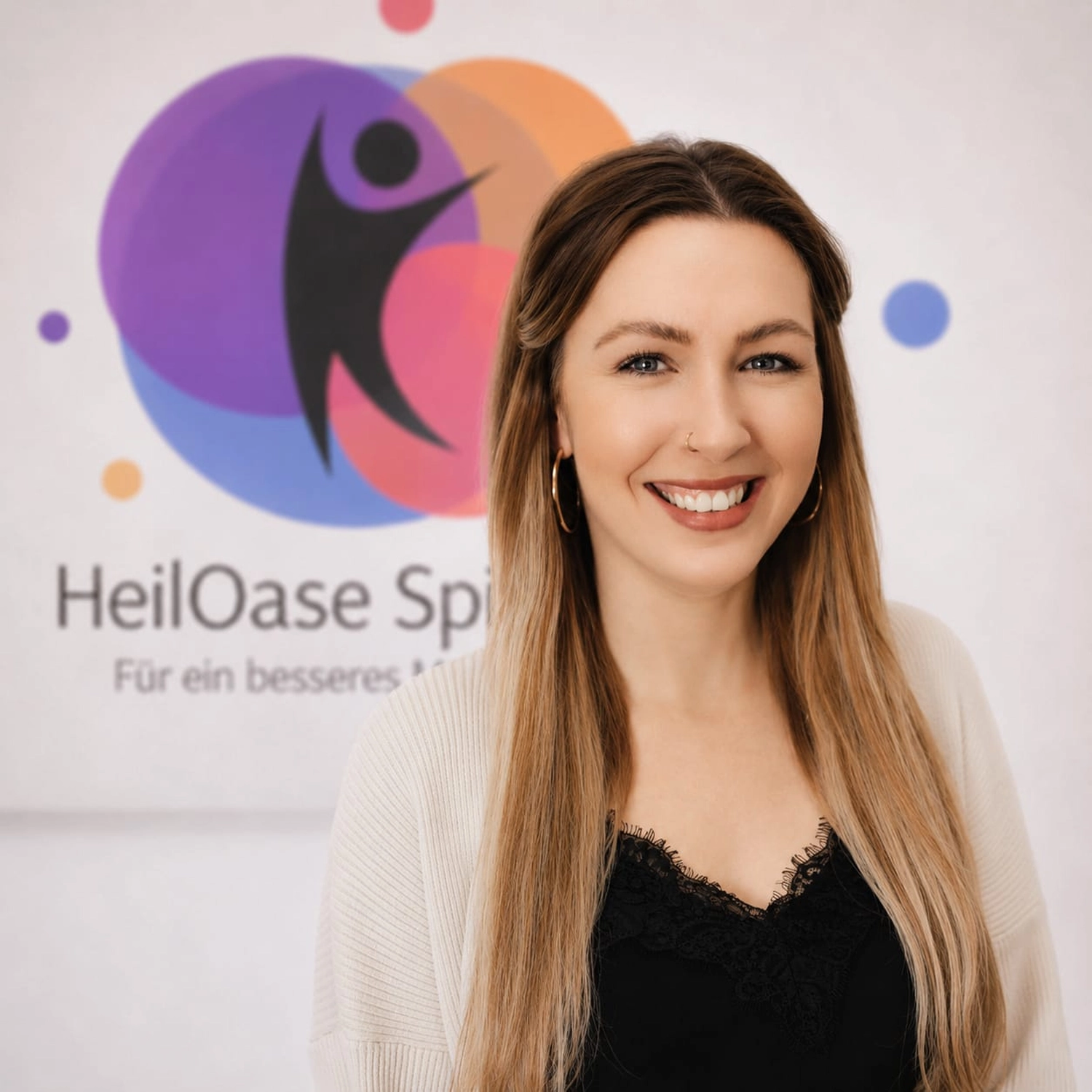 HeilOase Spiczak - Frau sitzt auf einem Schreibtischstuhl
